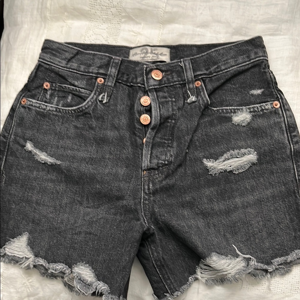 High-Waisted Black Jean Shorts with Distressed Details